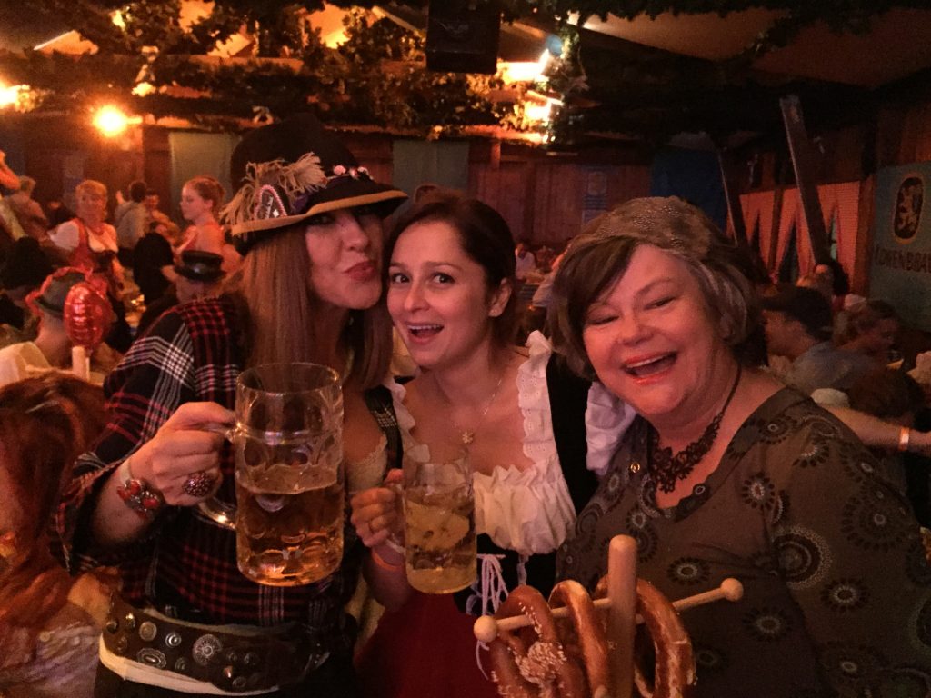 mit Simone Tomalla und Sahra Alles beim Berliner Oktoberfest
